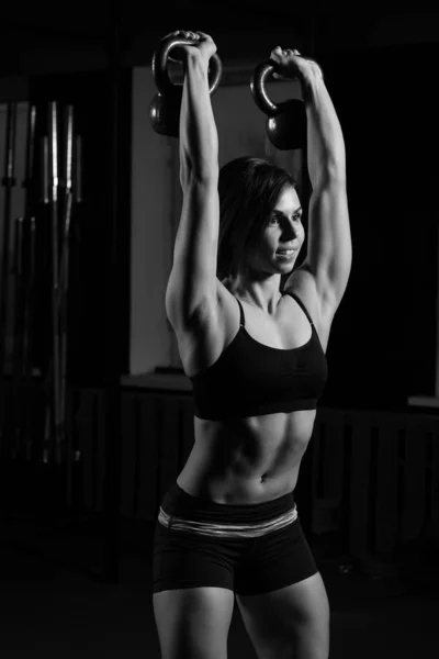 Ejercicio de la mujer en el gimnasio — Foto de Stock