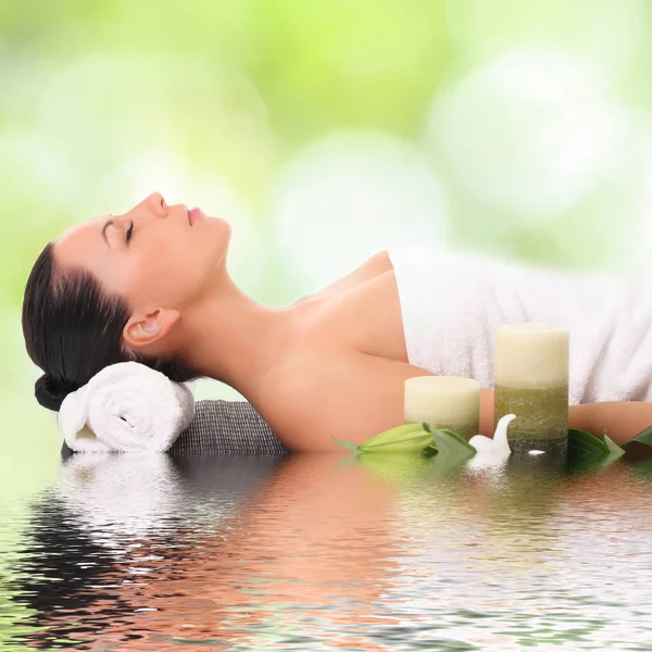Mujer joven relajarse en el spa —  Fotos de Stock