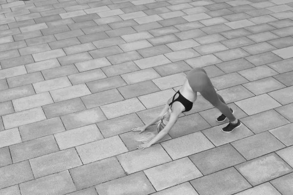 Фітнес молода дівчина робить вправи — стокове фото