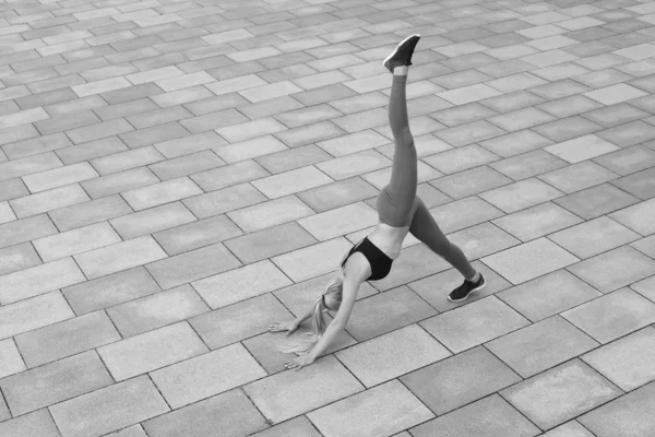 Chica joven de fitness haciendo ejercicios — Foto de Stock