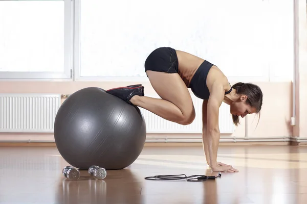 Fitness menina fazendo exercícios — Fotografia de Stock