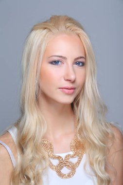 genç kıvırcık sarışın portresi