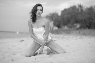 Kumsalda bikinili genç bir kadın.