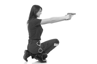 Genç polis kız silahla