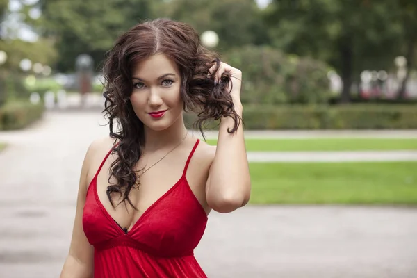 Jeune fille sexy en robe rouge dans le parc — Photo