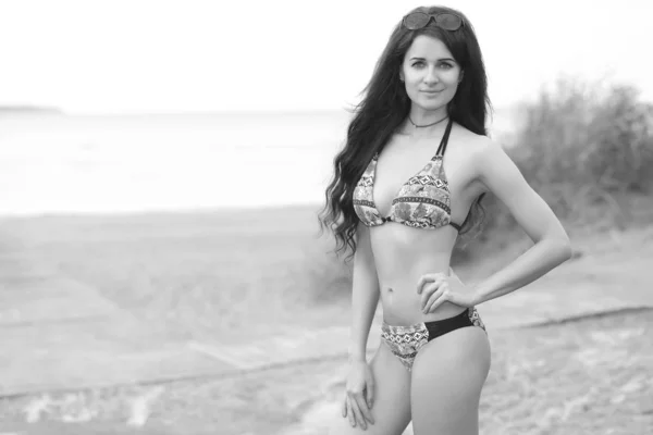 Junge Frau im Bikini am Strand — Stockfoto