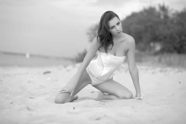 Jovem mulher de biquíni na praia — Fotografia de Stock