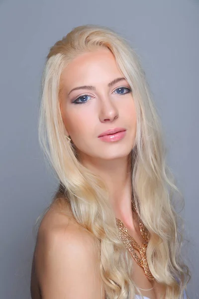 Porträtt av en ung lockig blondin — Stockfoto