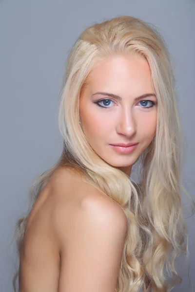 Porträtt av en ung lockig blondin — Stockfoto