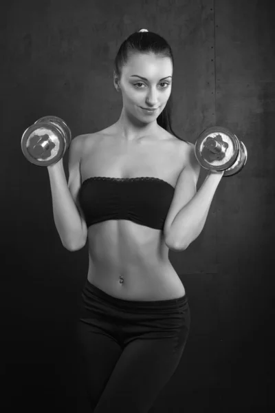 Mujer atlética con mancuernas haciendo ejercicio deportivo —  Fotos de Stock