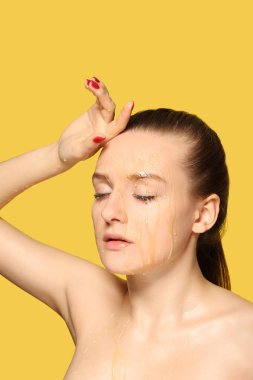 Tatlım suratında kadınla.