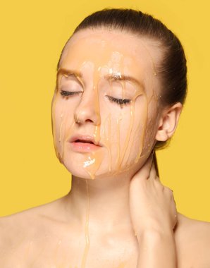 Tatlım suratında kadınla.