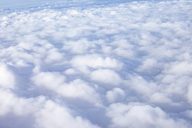 beyaz bulutlar üzerinde manzara