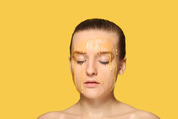 Mulher com mel no rosto . — Fotografia de Stock