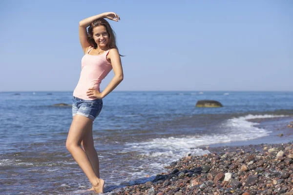 Jong gelukkig meisje in de zomer door de zee — Stockfoto