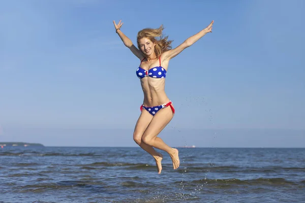 Giovane ragazza felice in bikini in mare — Foto Stock