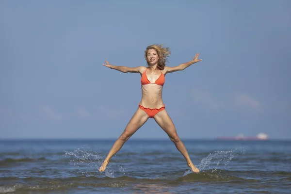 Fiatal boldog lány bikini tengeren — Stock Fotó