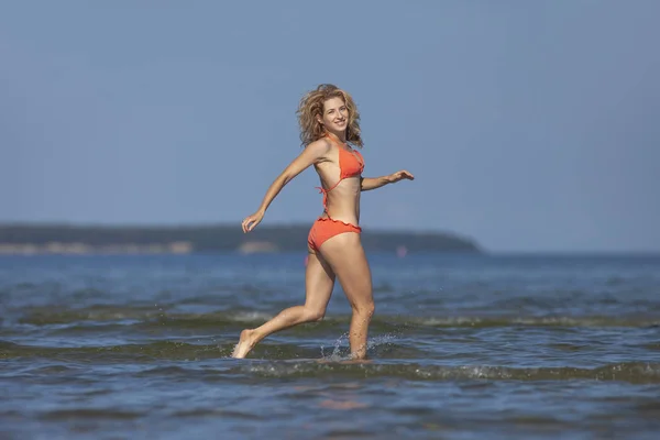 바다에서 비키니에 젊은 행복한 소녀 — 스톡 사진