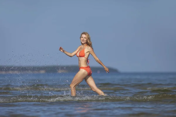 Mladá šťastná dívka v bikinách na moři — Stock fotografie