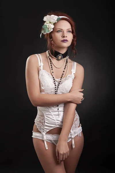 Ung vacker flicka i vita underkläder — Stockfoto