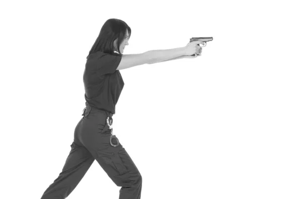 年轻警察女孩用枪 — 图库照片