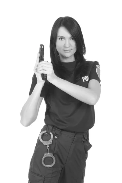 Молодая девушка-полицейский с оружием — стоковое фото