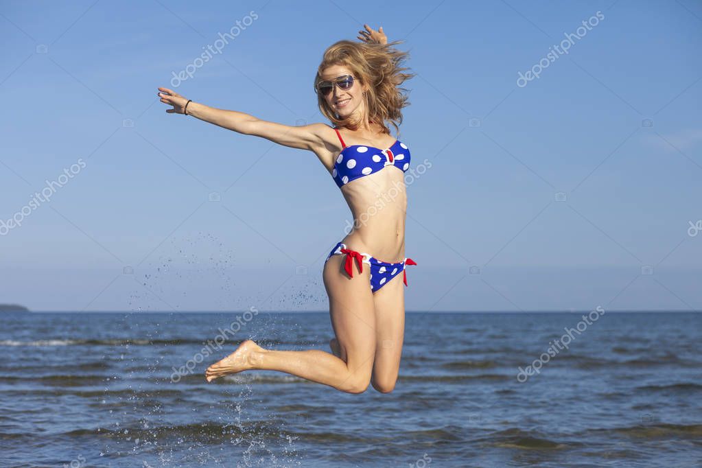 https://st4.depositphotos.com/2970081/29136/i/950/depositphotos_291367700-stock-photo-young-happy-girl-in-summer.jpg