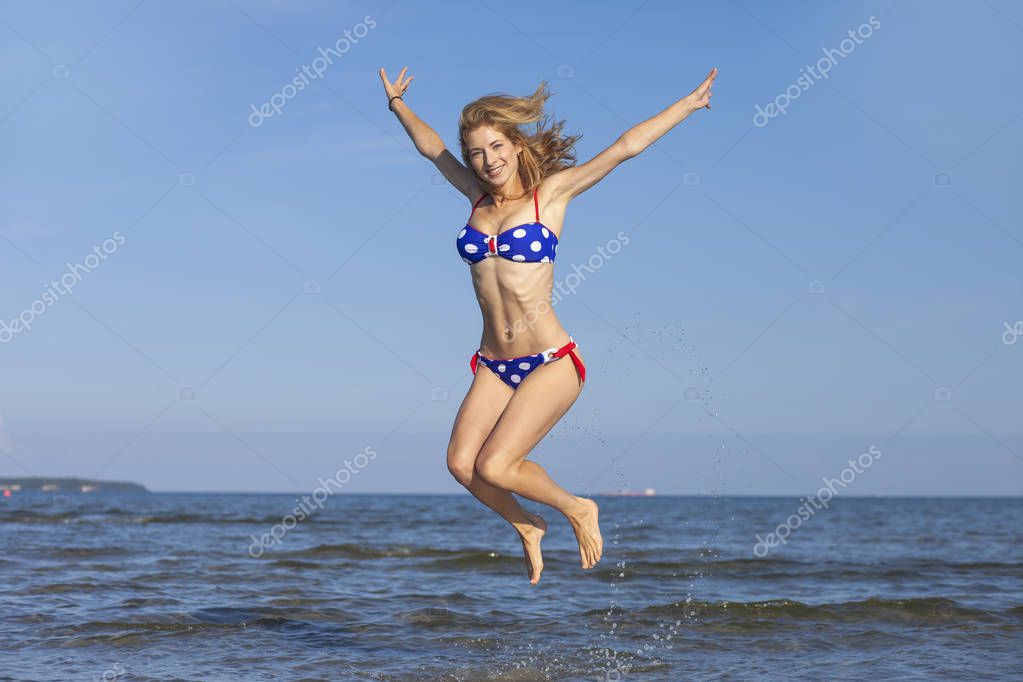 https://st4.depositphotos.com/2970081/29136/i/950/depositphotos_291367786-stock-photo-young-happy-girl-in-summer.jpg