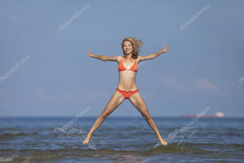 https://st4.depositphotos.com/2970081/29136/i/950/depositphotos_291367908-stock-photo-young-happy-girl-in-summer.jpg