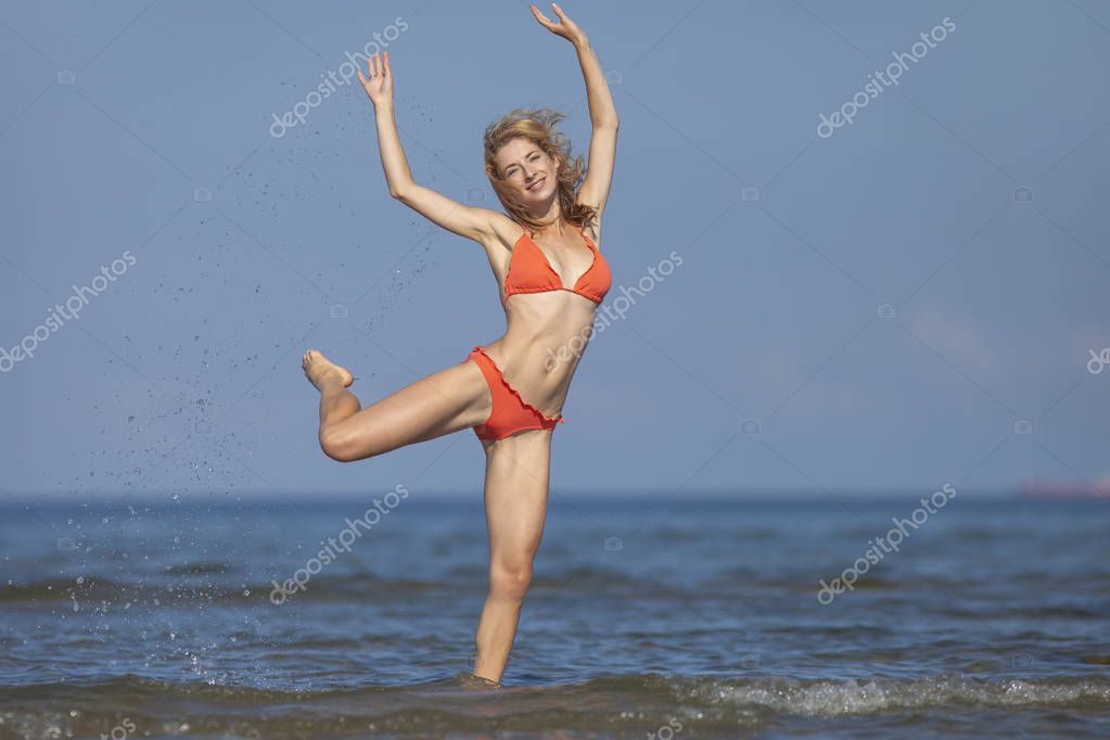 https://st4.depositphotos.com/2970081/29136/i/950/depositphotos_291367978-stock-photo-young-happy-girl-in-summer.jpg