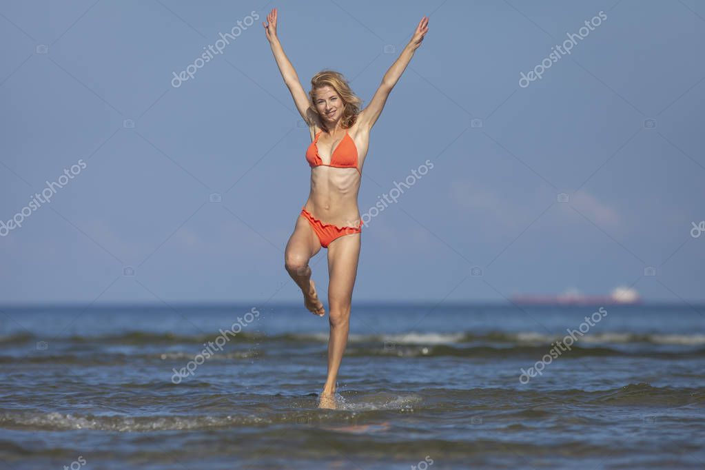 https://st4.depositphotos.com/2970081/29136/i/950/depositphotos_291367992-stock-photo-young-happy-girl-in-summer.jpg