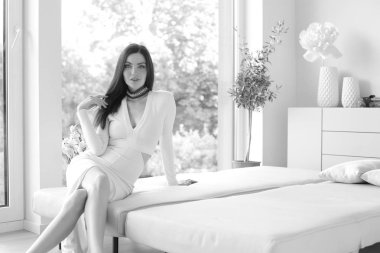 beyaz elbiseli genç ince seksi model