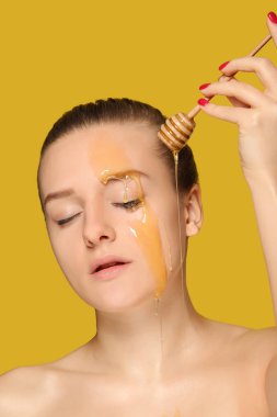 Tatlım suratında kadınla.