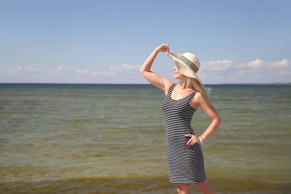 Jong meisje in een jurk en een zomer hoed — Stockfoto