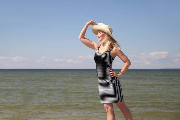 Muchacha joven en un vestido y un sombrero de verano —  Fotos de Stock