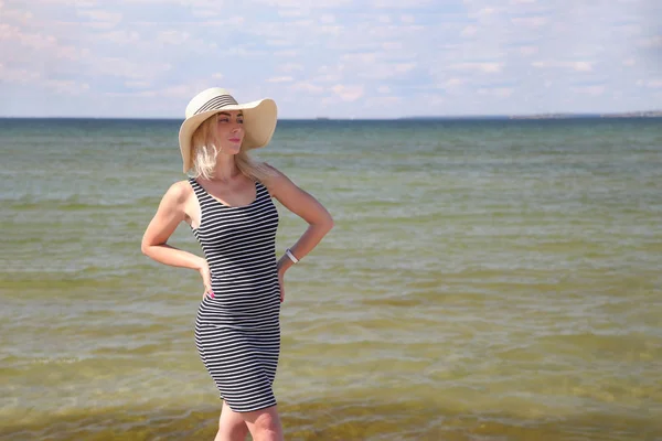 Muchacha joven en un vestido y un sombrero de verano —  Fotos de Stock