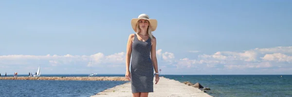 Menina em um vestido e um chapéu de verão — Fotografia de Stock