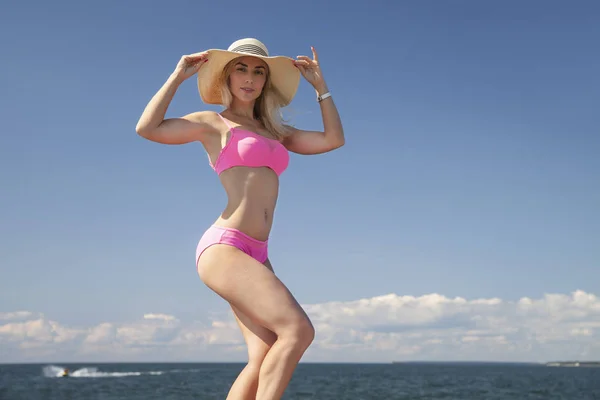 Vacanza estiva donna giovane ragazza in bikini — Foto Stock