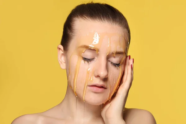 Frau mit Honig im Gesicht. — Stockfoto