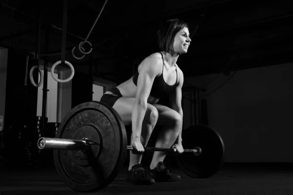 Utöva kvinna träningspass på gym — Stockfoto