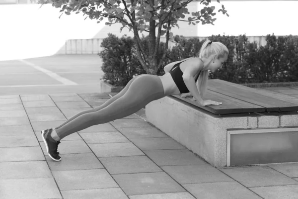 Fitness νεαρό κορίτσι κάνει ασκήσεις — Φωτογραφία Αρχείου