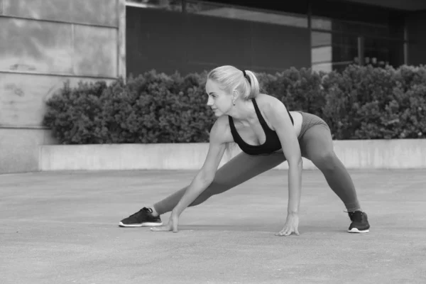 Fitness jong meisje doet oefeningen — Stockfoto