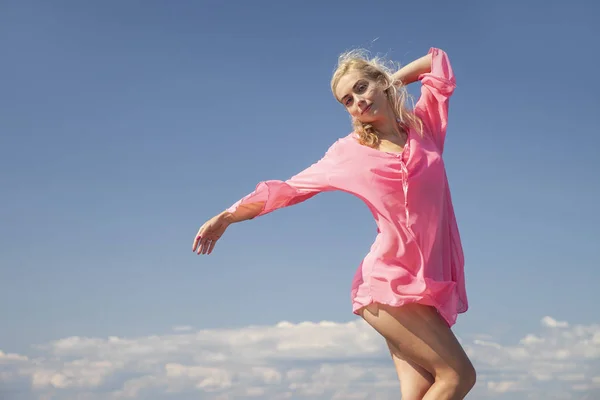 Jovem menina em rosa transparente luz beachwear — Fotografia de Stock