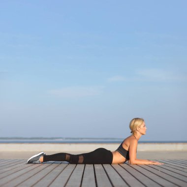 genç kadın Yoga egzersiz pratik