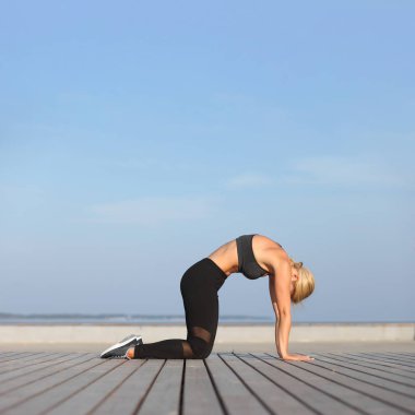 genç kadın Yoga egzersiz pratik