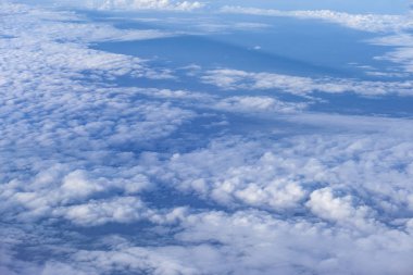 Mavi gökyüzü ve beyaz bulutlar