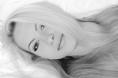 Yatakta muhteşem kız portresi