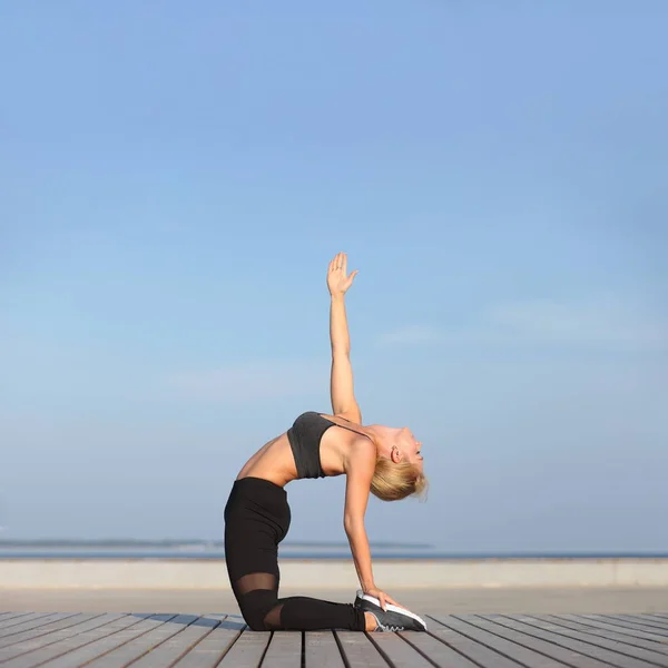 Giovane donna che pratica esercizio di yoga — Foto Stock
