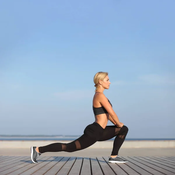 Mujer joven practicando ejercicio de yoga —  Fotos de Stock