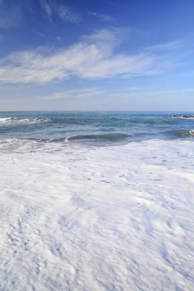 Vagues sur l'eau d'une plage de sable fin d'été — Photo